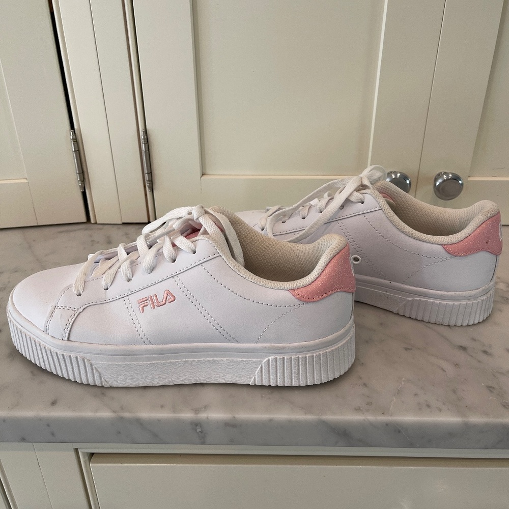 Women’s Fila sneakers Sz 8 super condition  white/pink